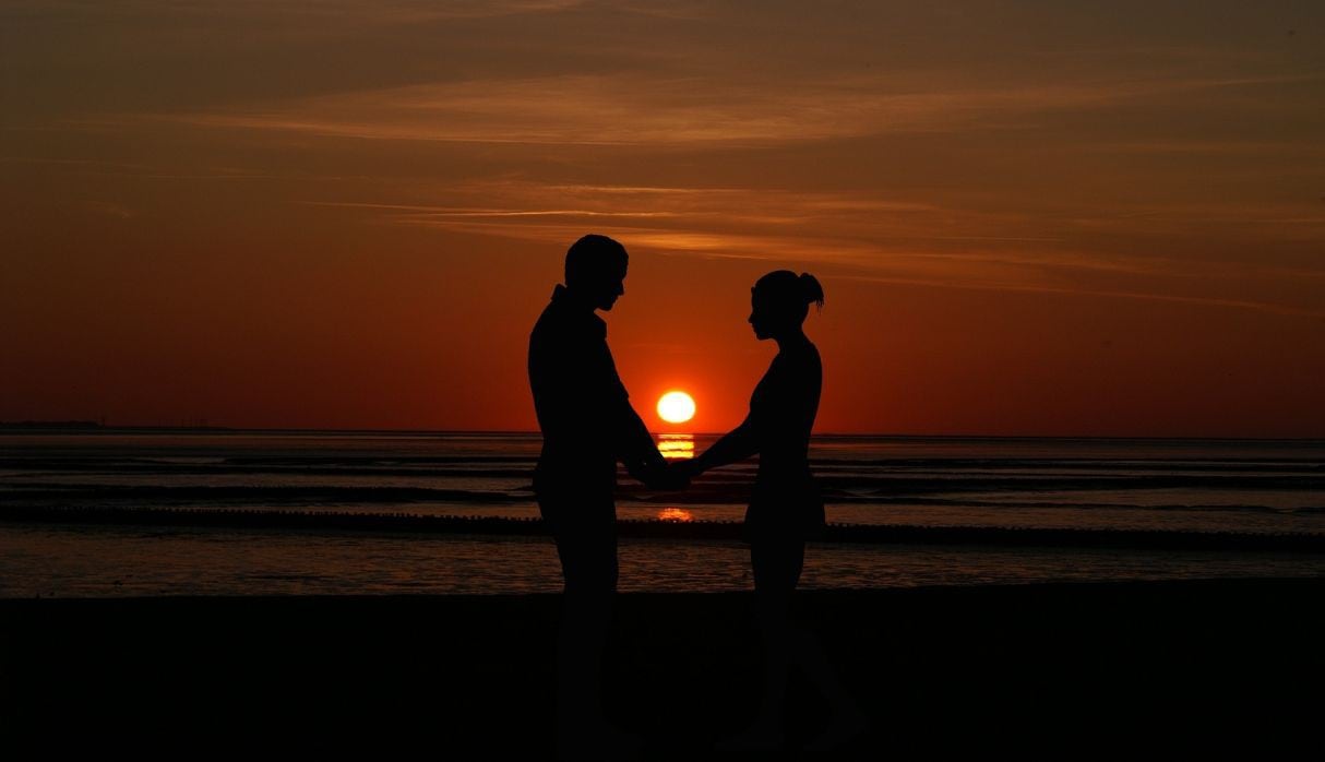 Esta pareja de novios quería disfrutar de su amor a orilla del mar. (Foto: Pixabay)