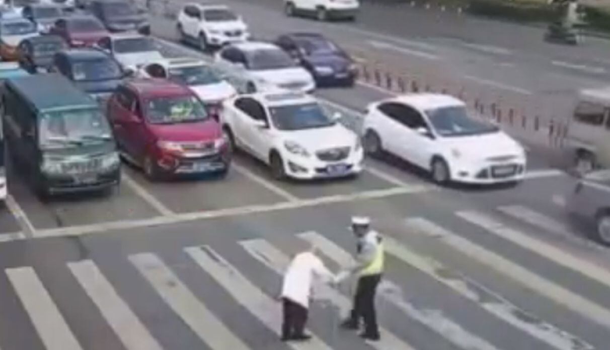 Policía carga a ancianito para cruzar la calle y las redes explotan en emoción
