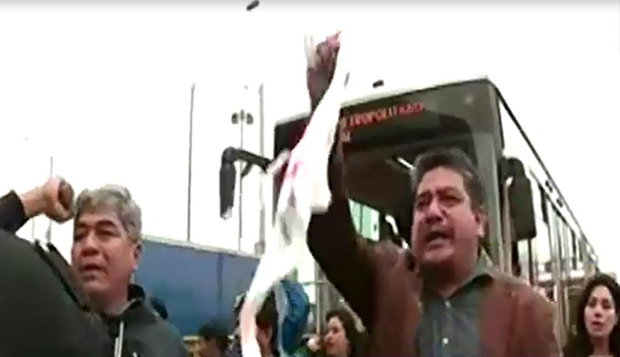 Profesores bloquean estación Caquetá del Metropolitano y exigen mejoras salariales