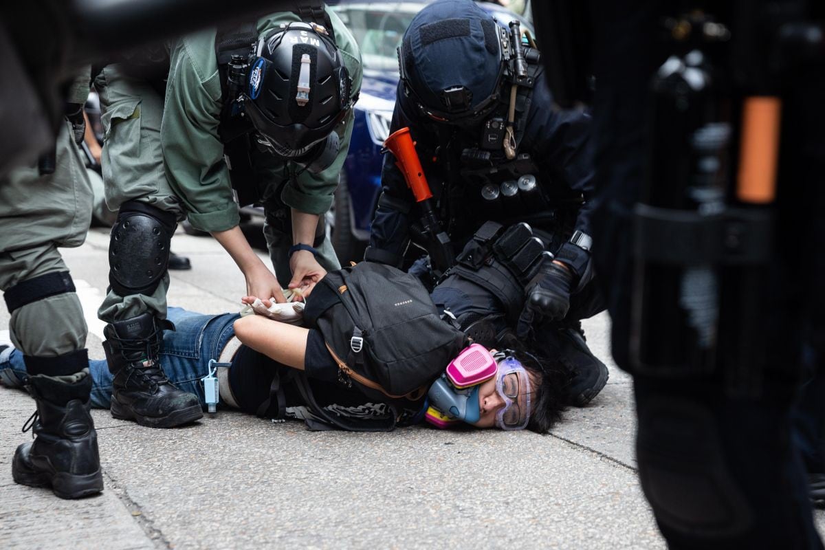 La policía detiene a un manifestante durante una manifestación contra la implementación de la ley de seguridad nacional en Hong Kong, el 24 de mayo de 2020. (EFE / EPA / JEROME FAVRE)