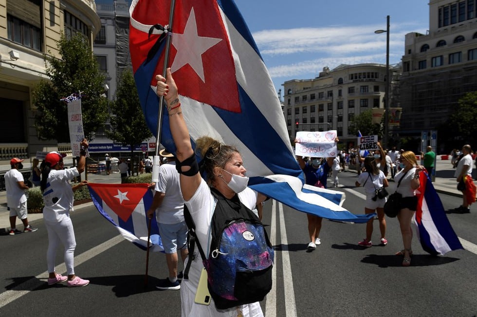 Al grito de "¡Tenemos hambre!", "¡Abajo la dictadura!" y "¡Libertad!", miles de cubanos protestaron el 11 y 12 de julio en más de 40 ciudades del país, con saldo de un muerto y decenas de heridos. (Texto AFP / Foto: PIERRE-PHILIPPE MARCOU / AFP)