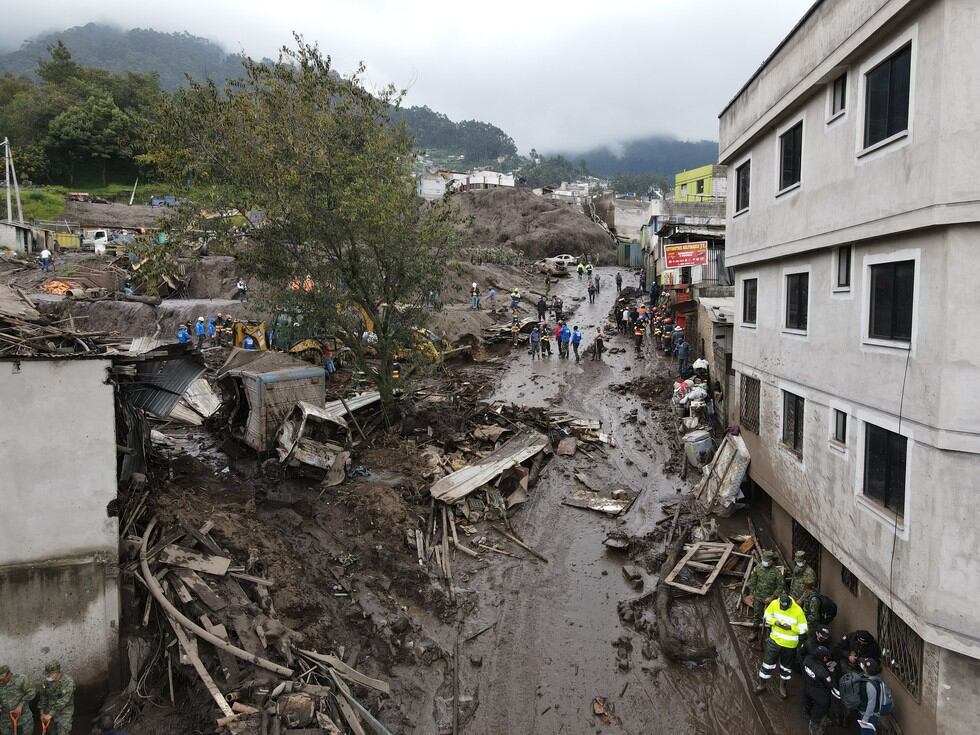Al menos 22 muertos, 20 desaparecidos y 47 heridos deja el potente aluvión que arrasó el lunes una cancha deportiva en Quito, causado por las lluvias más intensas que ha soportado la capital ecuatoriana en dos décadas. (Foto: Rodrigo Buendia / AFP)