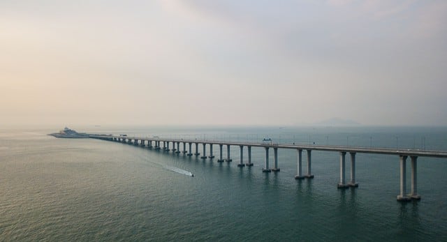 China inauguró el puente marítimo más largo del mundo con un túnel submarino (Foto: AFP)