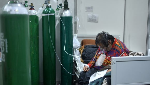 Una paciente se sienta en una cama del Hospital Honorio Delgado de Arequipa, Perú, donde se han registrado casos de la variante Delta del coronavirus. (Foto de Diego Ramos / AFP).