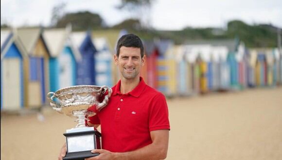 Novak Djokovic posó con su 9° Abierto de Australia