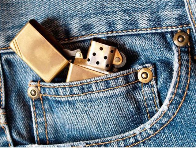 El bolsillo pequeño del jean no sirve para guardar monedas. Allí se solían colocar los relojes de bolsillo.