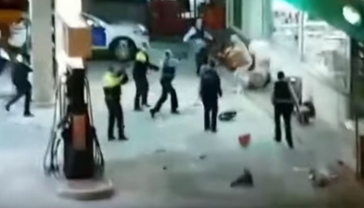 Hombre se enfrenta a 10 policías armado con una motosierra.