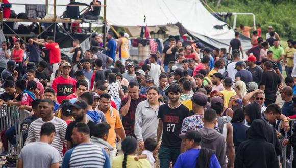 Cientos de personas migrantes permanecen varadas en un campamento improvisado hoy, en el Municipio de Tapanatepec, Estado de Oaxaca (México). (Foto de EFE/ Luis Villalobos)