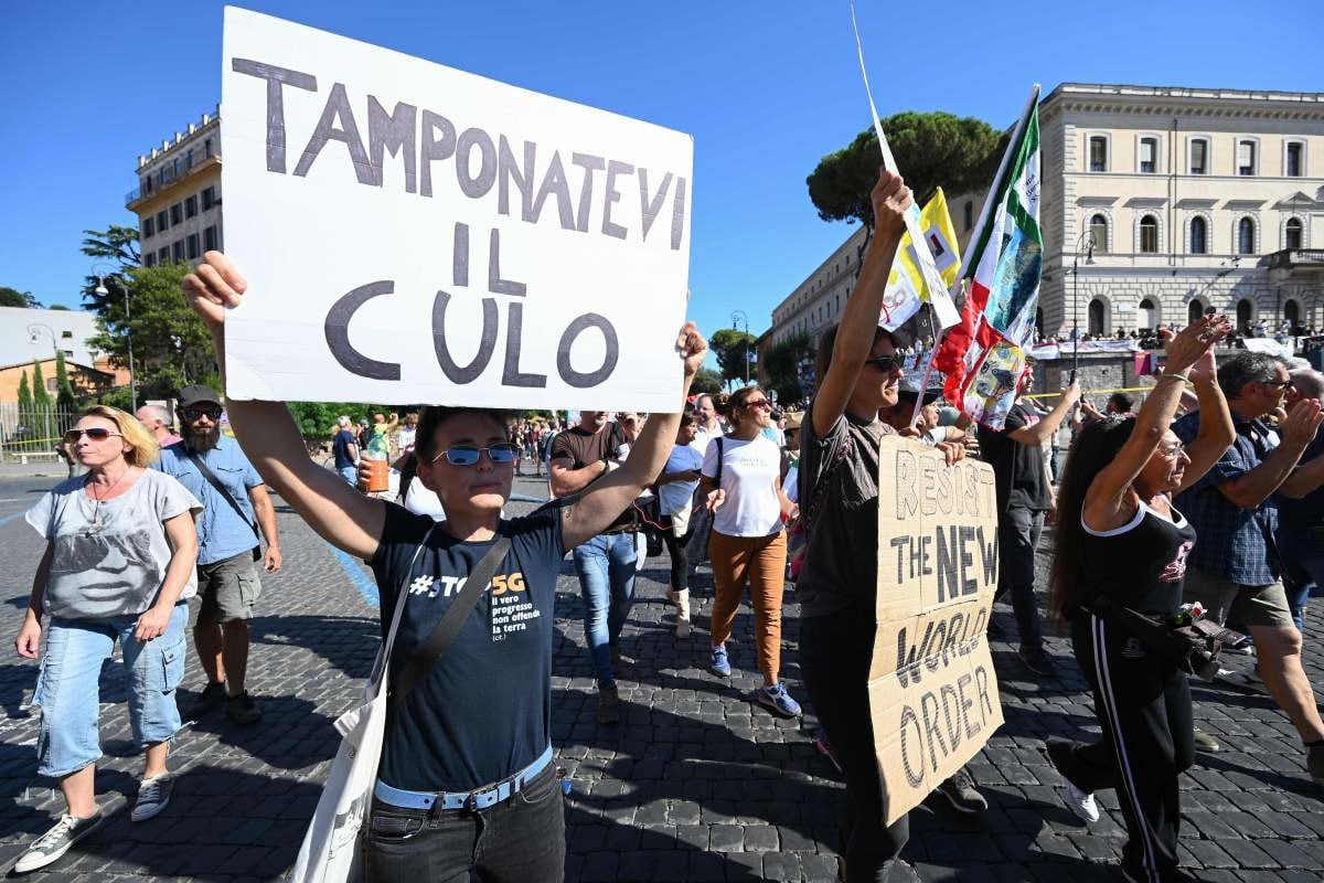 Manifestantes de los movimientos "Sin máscara", movimientos negacionistas de COVID, movimientos anti-G y movimientos anti-vacunación protestan contra la política de salud del gobierno en Roma (Italia). (AFP / Vincenzo PINTO).