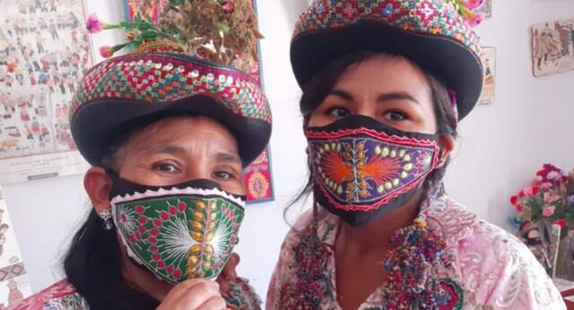 “El turno de la maravilla del arte textil diseñó la pollera sarhuina en mascarillas", describió la artista textil en su Facebook.