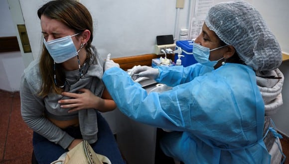 Una mujer recibe una dosis de la vacuna Pfizer-BioNtech contra el COVID-19 en Montevideo, Uruguay. (EITAN ABRAMOVICH / AFP).