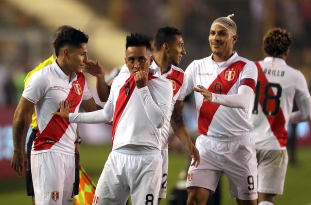 Christian Cueva anota el gol de la selección peruana ante Costa Rica