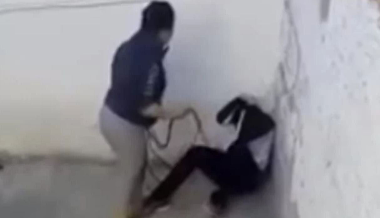 Madre masacró a su hijo adolescente con un cable porque el menor la llamó "asquerosa". (Capturas: YouTube)