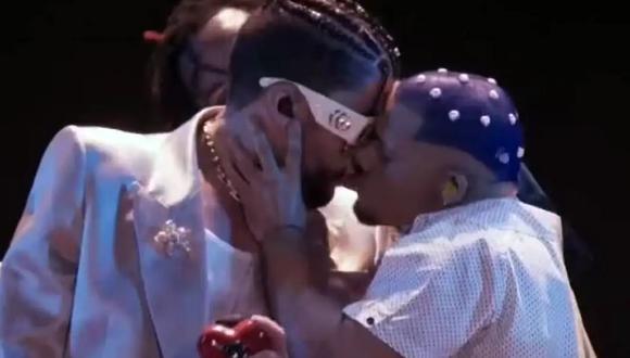 El beso entre Bad Bunny y su bailarín en los MTV Video Music Awards 2022 abrieron la polémica sobre su sexualidad. (Foto: Captura MTV)