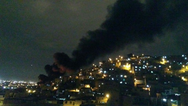 Usuarios de Twitter informan que el incendio se viene produciendo en la calle Braulio Sancho Dávila.