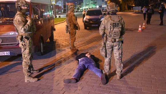 La prensa local informó que el secuestrador fue detenido y todos los rehenes salieron ilesos. (Foto:  YURIY DYACHYSHYN / AFP)