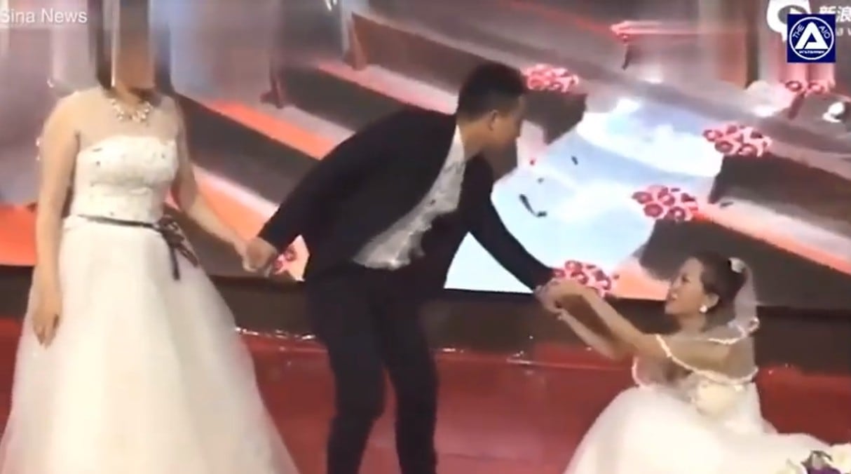 Una mujer acude a la boda de su expareja vestida de novia y le ruega que regrese con él.