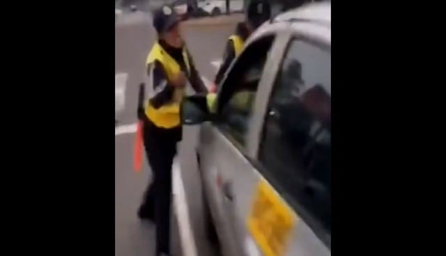 Taxista no quiere que lo intervengan y atropella a inspector municipal. Foto: Captura de Canal N