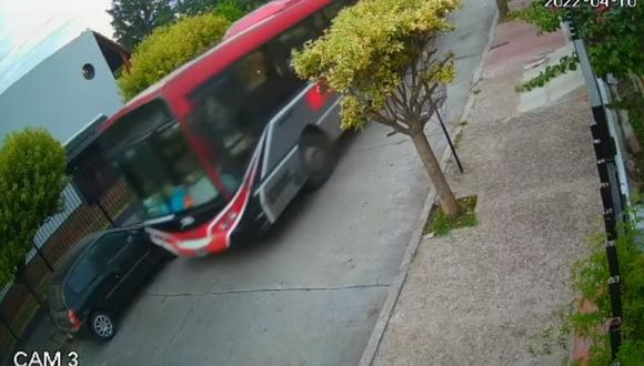 Un niño de 12 años se subió a un autobús, manejó por 30 cuadras y chocó con varios autos. (Foto: Canal 10 Córdoba / Captura de pantalla)