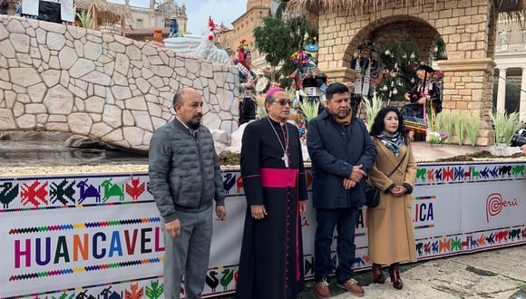 El obispo de Huancavelica, Carlos Salcedo, posa frente al pesebre del Vaticano, junto a la arquitecta Natali Luz y uno de los artesanos peruanos. (Foto: Andrea Cuesta / EFE)