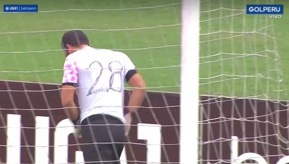 Patricio Álvarez tuvo que esperar que el comando técnico busque una camiseta. (Foto: Gol Perú)