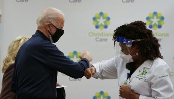 El presidente electo de EE. UU., Joe Biden, celebra con Tabe Masa, enfermera especializada y jefa de servicios de salud para empleados del  Christiana Care después de recibir la vacuna contra la COVID-19 en Newark, Delaware. (Alex Edelman / AFP).