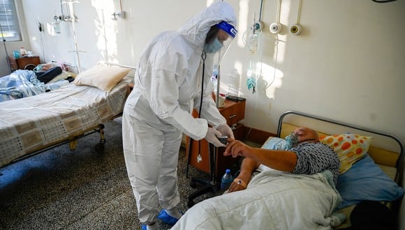 Un médico examina a los pacientes en la unidad Covid-19 de un hospital en Kjustendil el 19 de octubre de 2021, uno de los municipios de la 'zona roja oscura de Covid' de Bulgaria. (Foto: Nikolay DOYCHINOV / AFP)