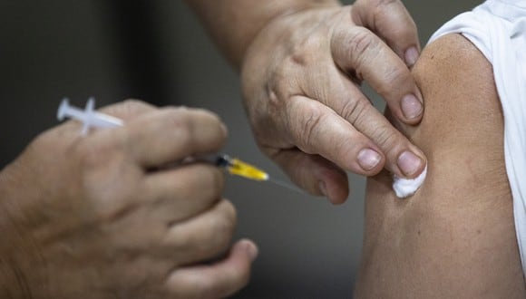 Una persona recibe una dosis de la vacuna contra el COVID-19 en un centro de vacunación de Santiago. (Foto: EFE/Alberto Valdes)