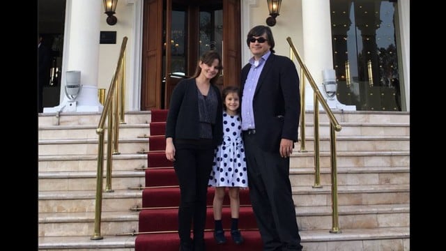 Jaime Bayly reunido con su familia gracias a su hija.