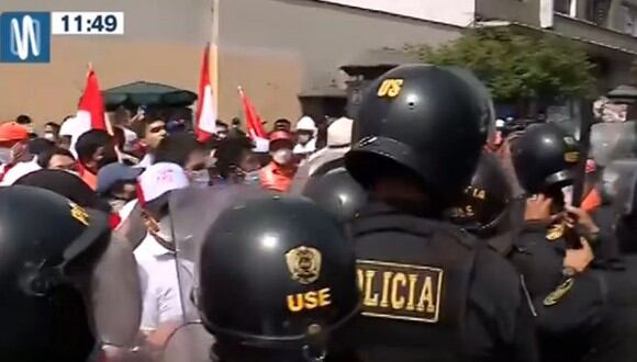 Agentes de la Policía Nacional forcejeraron con trabajadores de Las Bambas en la Av. Abancay. (Captura: Canal N)