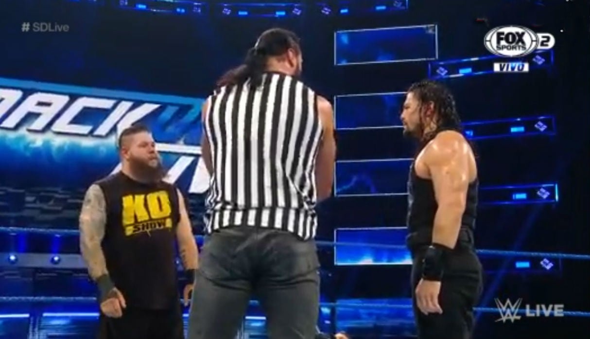 Roman Reigns y Kevin Owens acabaron con Shane y sus secuaces. (Captura TV)