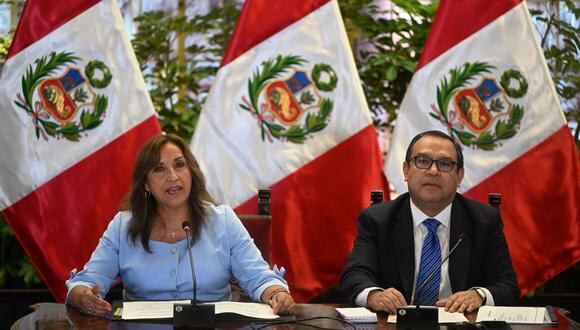 La presidenta de Perú, Dina Boluarte (L), habla junto al primer ministro Alberto Otarola durante una conferencia de prensa en el Palacio Presidencial en Lima el 23 de marzo de 2023. Foto: difusión