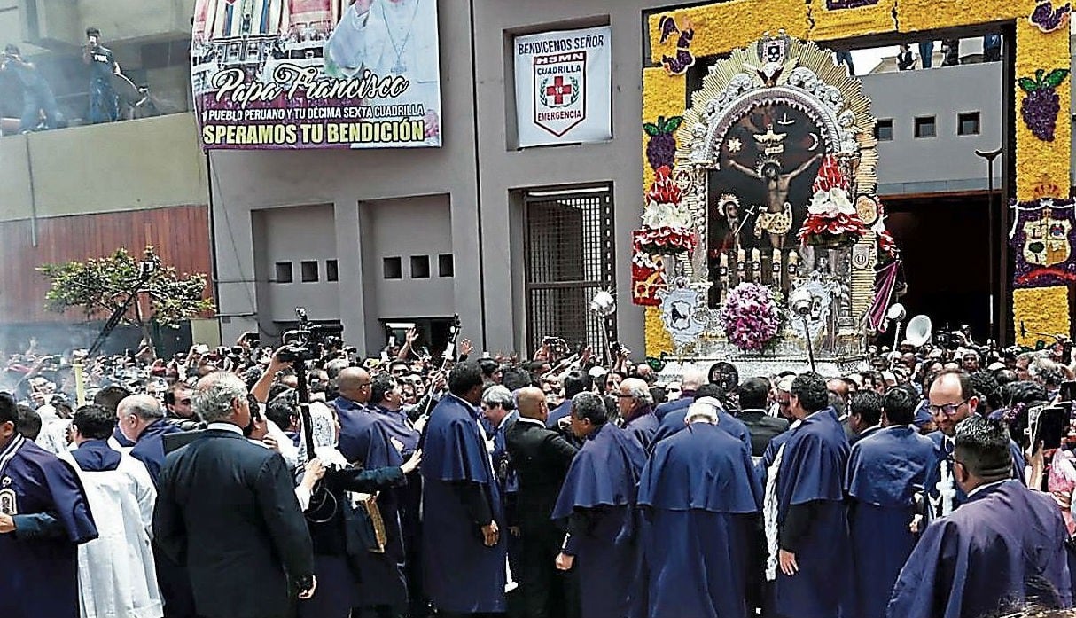 La primera procesión del Señor de los Milagros contó con la participación de muchas personas.