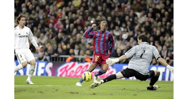 Ronaldinho le marcó dos goles al Real Madrid y fue aplaudido por los hinchas locales en el Santiago Bernabéu