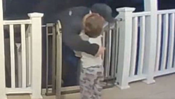 Momento del abrazo de un niño de 2 años a un repartidor de pizza en (Lindsey Sheely / Instagram)