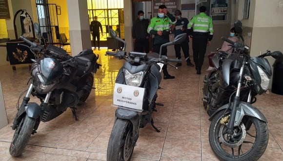 Policías de Yerbateros allana taller clandestino y recupera motos lineales de alta gama robadas. (foto: TROME)