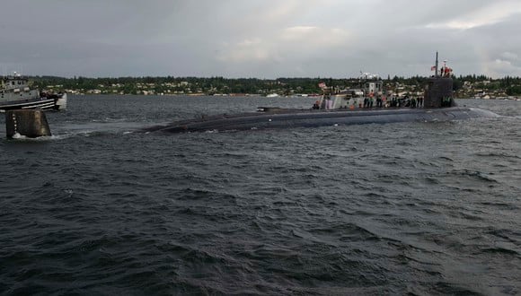 El submarino de ataque rápido USS Connecticut (SSN 22) de la clase Seawolf sale de la Base Naval Kitsap-Bremerton para su despliegue en Bremerton, Washington. (Foto: Mack Jamieson / AFP)
