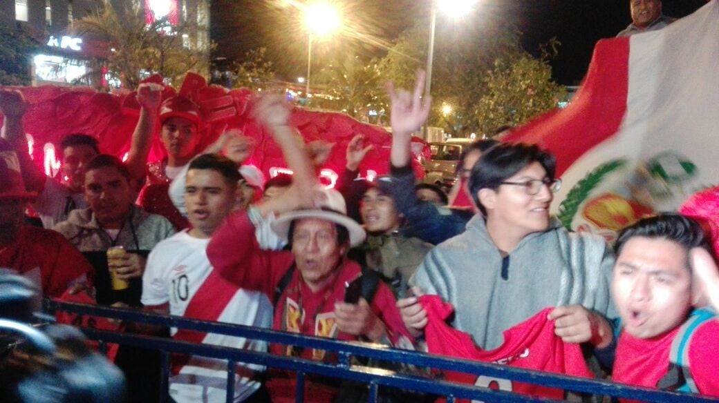 Hinchas reciben a la selección peruana en Quito. Fotos y video: José Lara y Alan ramirez