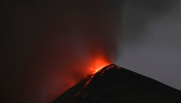 El volcán de Fuego entra en erupción, visto desde Alotenango, municipio del departamento de Sacatepéquez a 65 kilómetros al suroeste de Ciudad de Guatemala el 11 de diciembre de 2022. (Foto por Johan ORDONEZ / AFP)