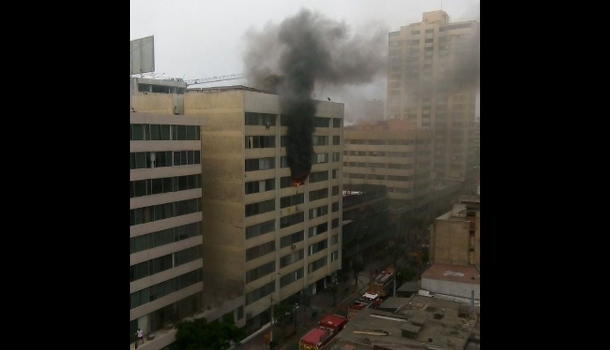 Voraz incendio consume varios pisos de edificio de jirón Porta. Foto: Twitter