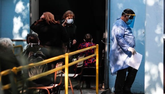 Un grupo de personas esperan para realizarse un testeo de COVID-19, en el barrio de Flores en la Ciudad de Buenos Aires (Argentina). (EFE/ Juan Ignacio Roncoroni).