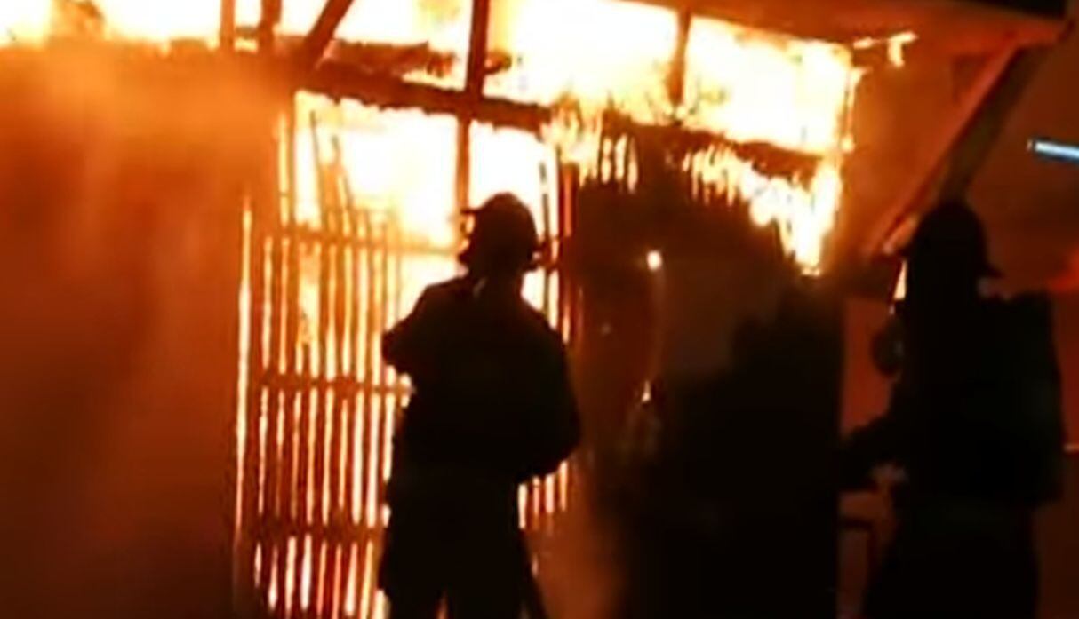 Los hombres de rojo lograron evitar que el fuego se propagara a otros negocios. Foto: Captura de Buenos Días Perú