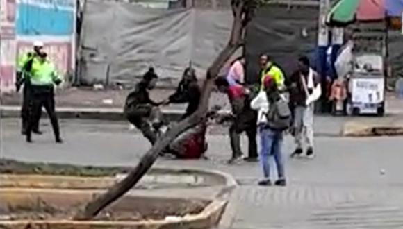 Dos ciudadanos venezolanos y tres colombianos se enfrentaron violentamente en plena vía pública. (Foto: Captura América Noticias)