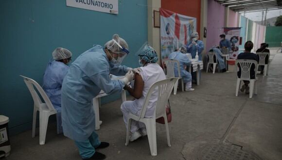 Colegio Médico pide al Minsa aplicar una “dosis de refuerzo” de la vacuna a profesionales de la salud. (GEC)