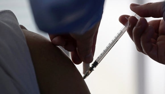 Varios de los expertos independientes sugirieron que una segunda vacuna de J&J debería considerarse como una dosis “adicional” necesaria para lograr la vacunación completa. (Foto: Raul ARBOLEDA / AFP)