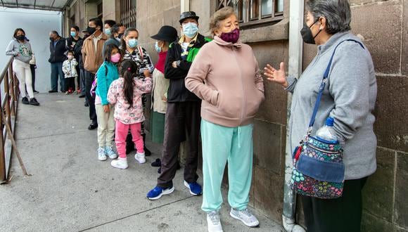 Personas hacen fila para recibir una dosis de la vacuna contra el COVID-19 en el Centro de Salud No. 1 del Ministerio de Salud Pública, en el Centro Histórico de Quito.  (Foto por Cristina Vega RHOR / AFP)