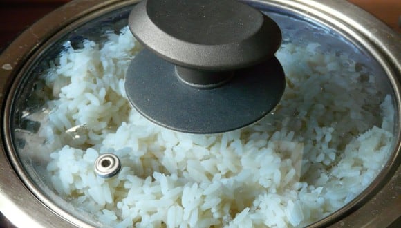 El arroz blanco es un gran acompañamiento de diversos platos como guisos o frituras. (Foto: Hans Braxmeier / Pixabay)