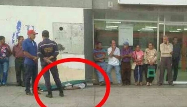 En un banco de Venezuela, un anciano falleció por esperar dos días su pensión de 1 dólar.