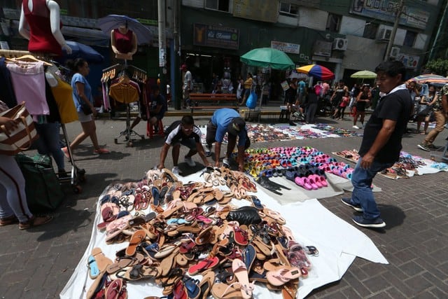 Los comerciantes informales obstruyeron la salida de los agentes y tuvieron que retirar sus mercaderías. (Foto: Manuel Melgar/ GEC)