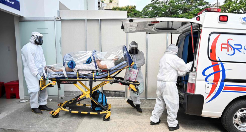Los trabajadores de la salud trasladan a una paciente de coronavirus novela recuperada de la clínica Versalles a su casa el 24 de junio de 2020. (AFP / Luis ROBAYO).